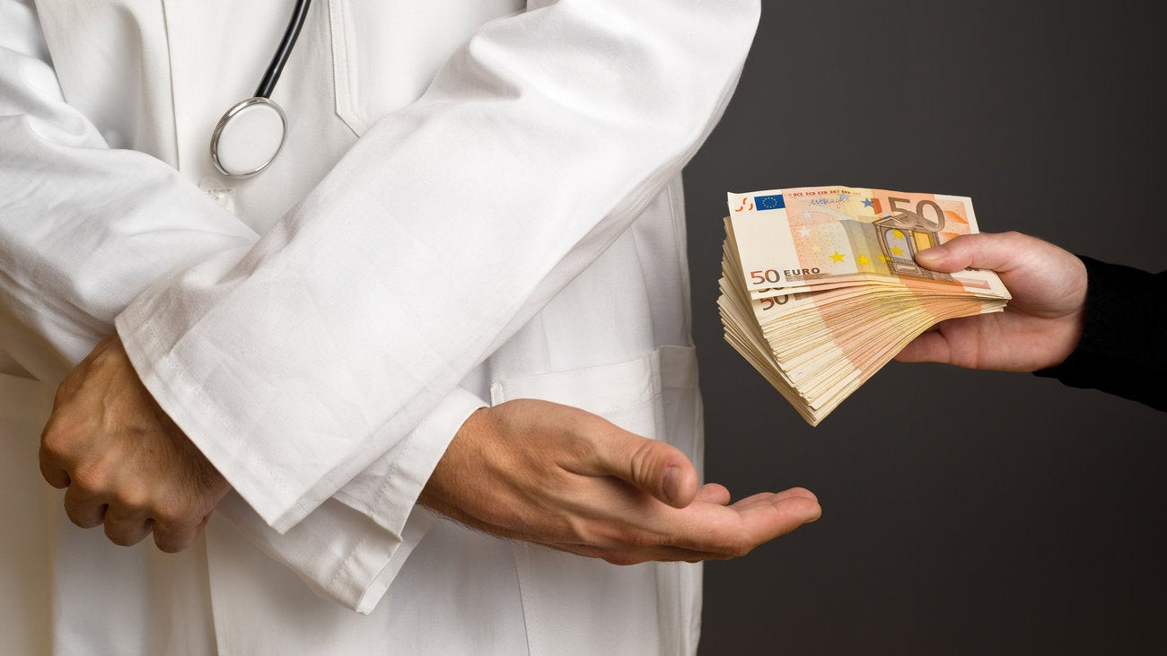 Χειροπέδες σε γνωστό γιατρό δημόσιου νοσοκομείου για φακελάκι